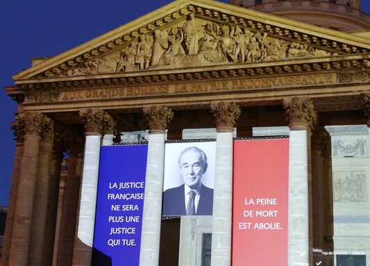 badinter photo panthéon.jpg
