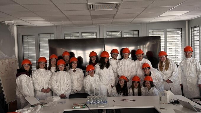 Les élèves de Première internationale britannique visitent l'entreprise Tokaï Cobex.jpg